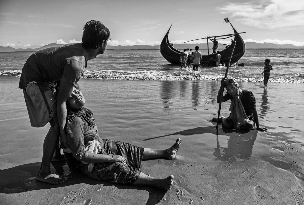 Una mujer refugiada rohingya termina de cruzar exhausta el rio Naf para estar a salvo en Bangladesh. “El equipo de derechos humanos de la ONU documentó informes consistentes sobre las fuerzas de seguridad de Myanmar rodeando y entrando a aldeas de Rakhine, disparando indiscriminadamente a rohingyas, incendiando casas y anunciando en otras aldeas que les sucedería lo mismo si no se iban”, señala un informe publicado por Oficina del Alto Comisionado de la ONU para DDHH.