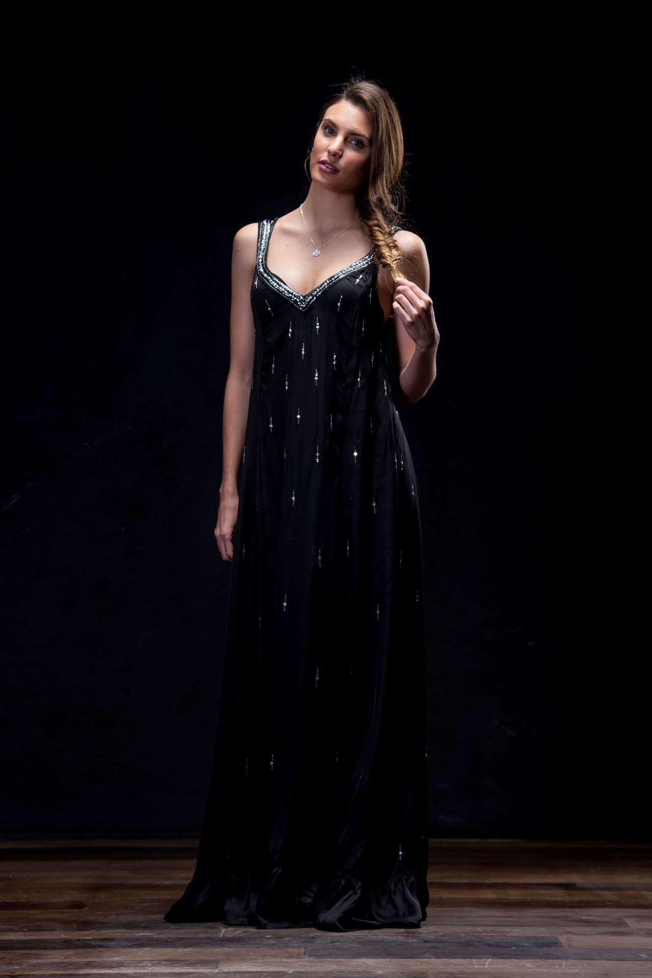 Macarena Achaga es Valentina Carvajal, la hija menor de León. Su vida dará un vuelco cuando conoce a Juliana, la hija de 'El Chino' Valdés.