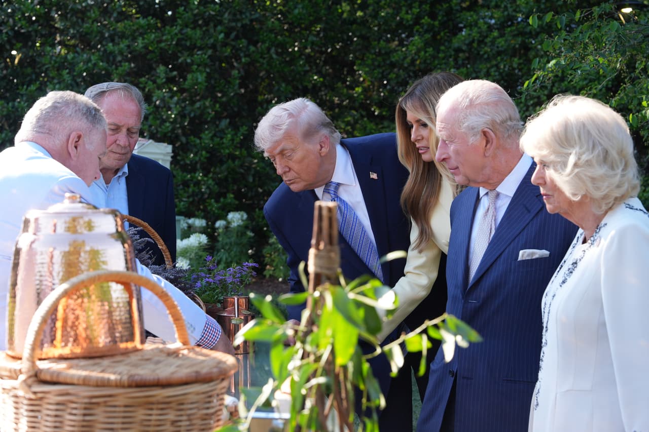 El presidente Donald Trump, Melania Trump, el rey Carlos III y la reina Camila Parker tomaron un poco de vino en el jardín de la Casa Blanca.