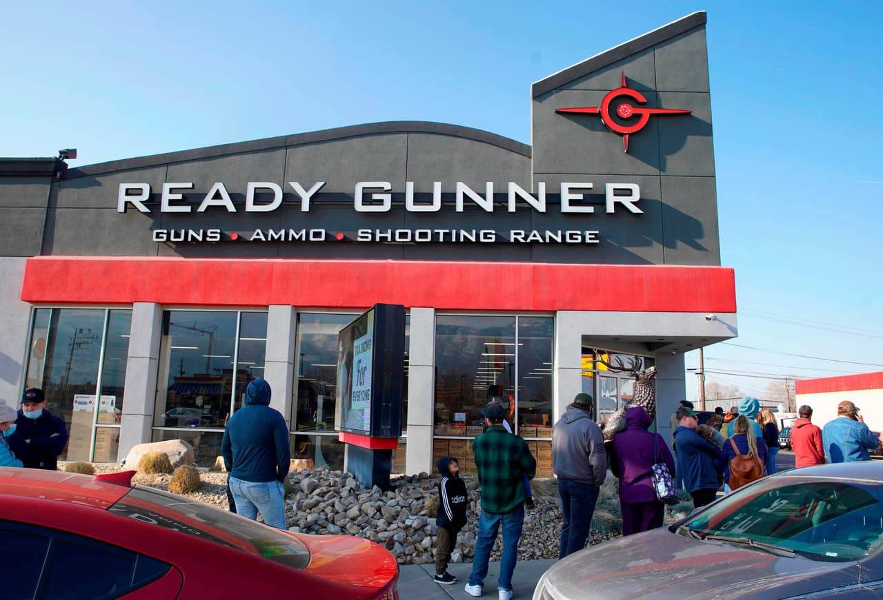 <b>Puesto 3. Utah</b>
<br>
<ul>
 <li>Tasa de verificación de antecedentes de armas de fuego de enero a junio de 2021: 278 por cada 1,000 personas</li>
 <li>Verificaciones de antecedentes de armas de fuego hasta junio de 2021: 632,600. </li>
 <li>Total de verificaciones de antecedentes de armas de fuego en 2020: 1.2 millones.</li>
 <li>Total de verificaciones de antecedentes de armas de fuego en 2019: 23,300.</li>
 <li>Cambio de 2019 a 2020: +47.8%. </li>
 <li>Muertes por arma de fuego en 2019: 11.9 por cada 100.000 habitantes. </li>
</ul>
<br>La tasa de homicidios por arma de fuego de Washington DC o de Puerto Rico se parecen a la de México, según la investigación de Univision Noticias. La Louisiana es similar a la de Haití, y la tasa más baja en el país, la de New Hampshire, es similar a la de Paquistán.
<br>