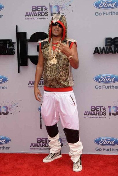 El estilo de este chico es inconfundible y llamativo como los de todos los cantantes de su género. Para algunas resulta escandaloso, mientras otras lo consideran sexy. Te mostramos algunos de sus outfit ¿Saldrías con un chico con esta pinta?