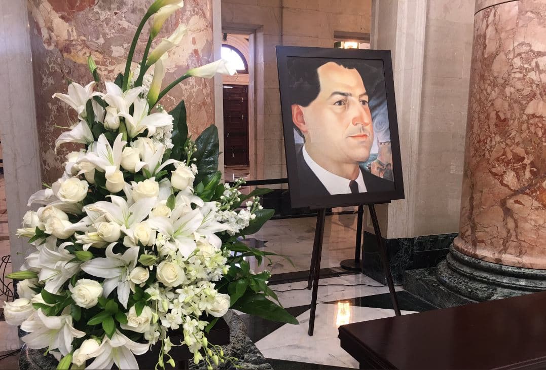 El Capitolio estuvo adornado por afiches y obras de arte alusivas a Hernández Colón.