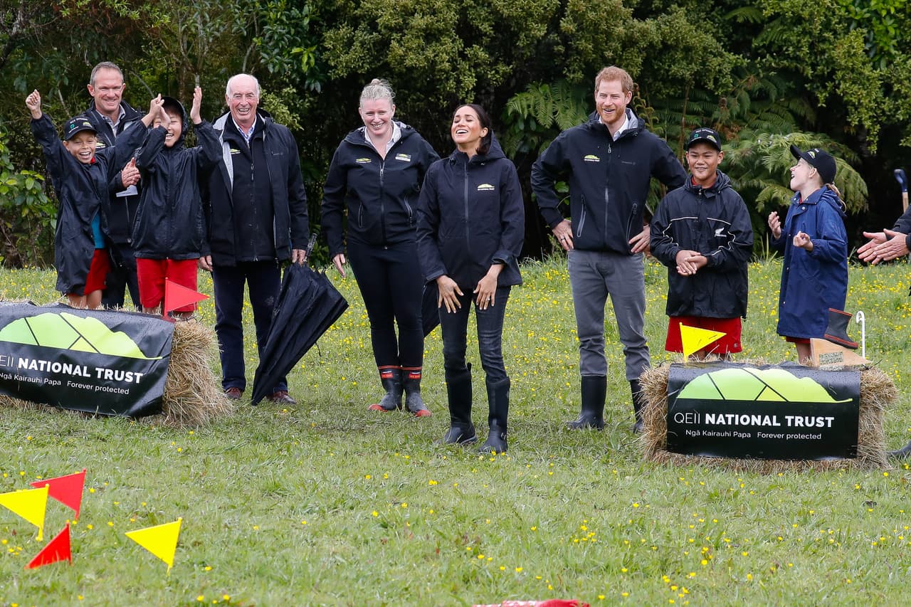 Por un lado, Markle contó en su
<b><a href="https://www.vogue.co.uk/article/meghan-markle-editors-letter-september-2019-issue" target="_blank">carta editorial </a></b>de la revista Vogue Reino Unido, cuya edición de septiembre
<b><a href="https://www.univision.com/famosos/meghan-markle-entrevista-a-su-esposo-y-a-michelle-obama-como-editora-de-vogue-en-el-reino-unido" target="_blank">ella misma editó</a></b>, cuál es su "entrenamiento favorito".
<br>