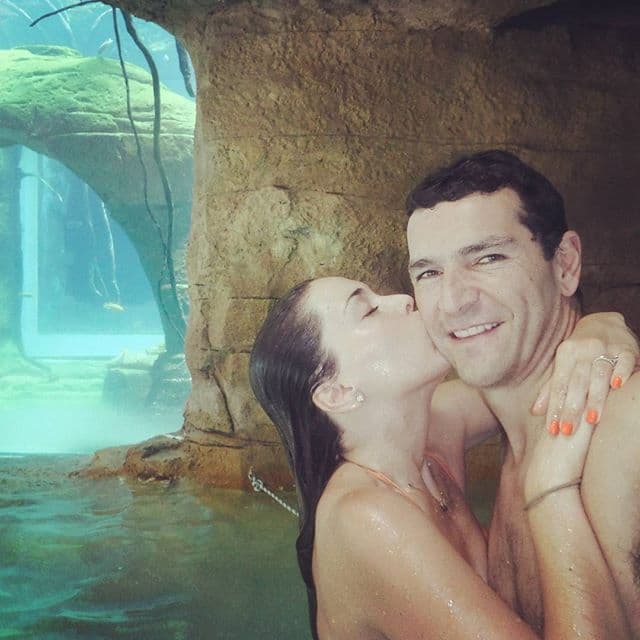 Por supuesto, en su viaje la acompañó su adorado esposo, Martín Fuentes. ¡Suertudote!