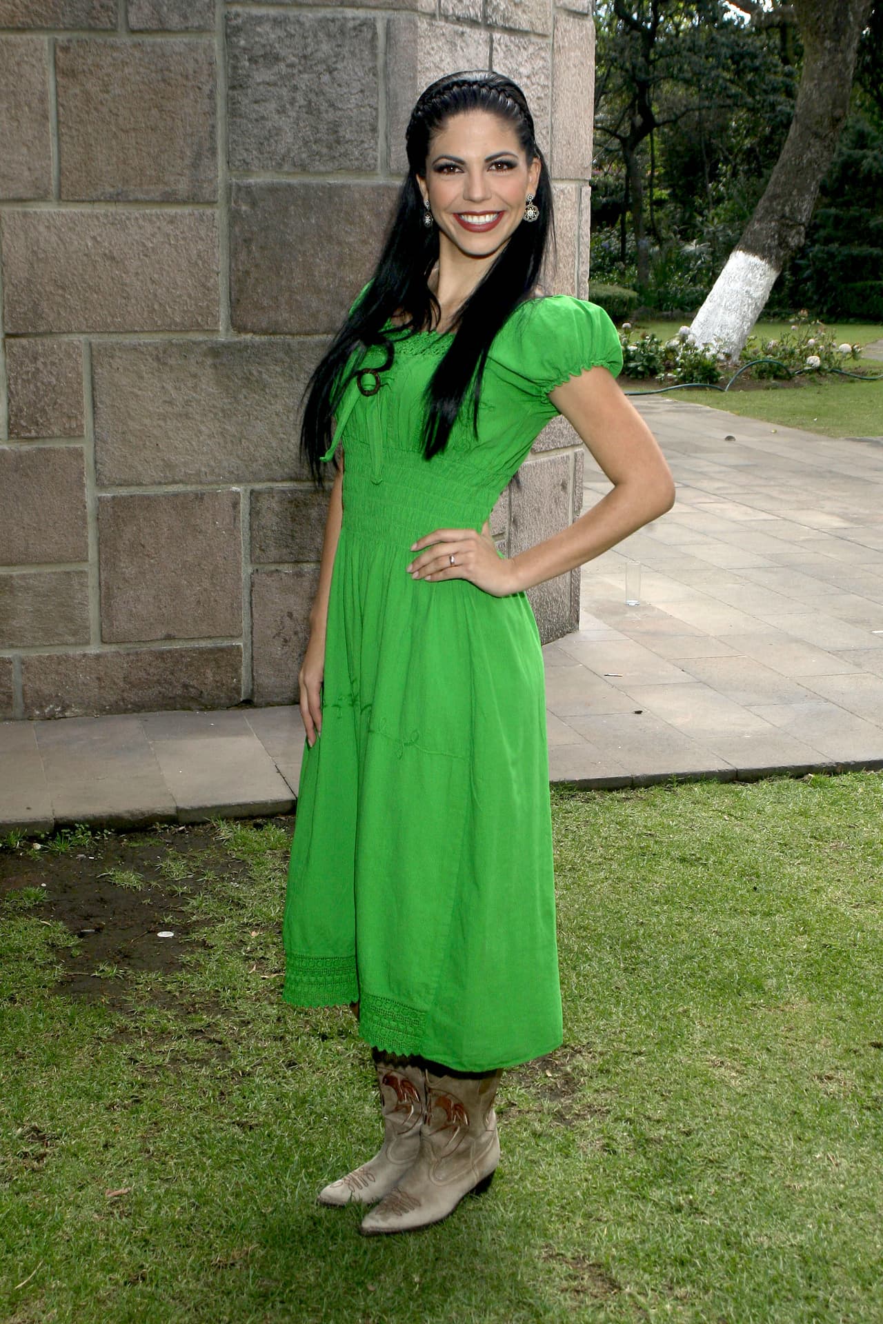 Para 2015, África logra protagonizar la comedia 'Amores con trampa', donde interpreta a la esposa de Eduardo Yáñez.