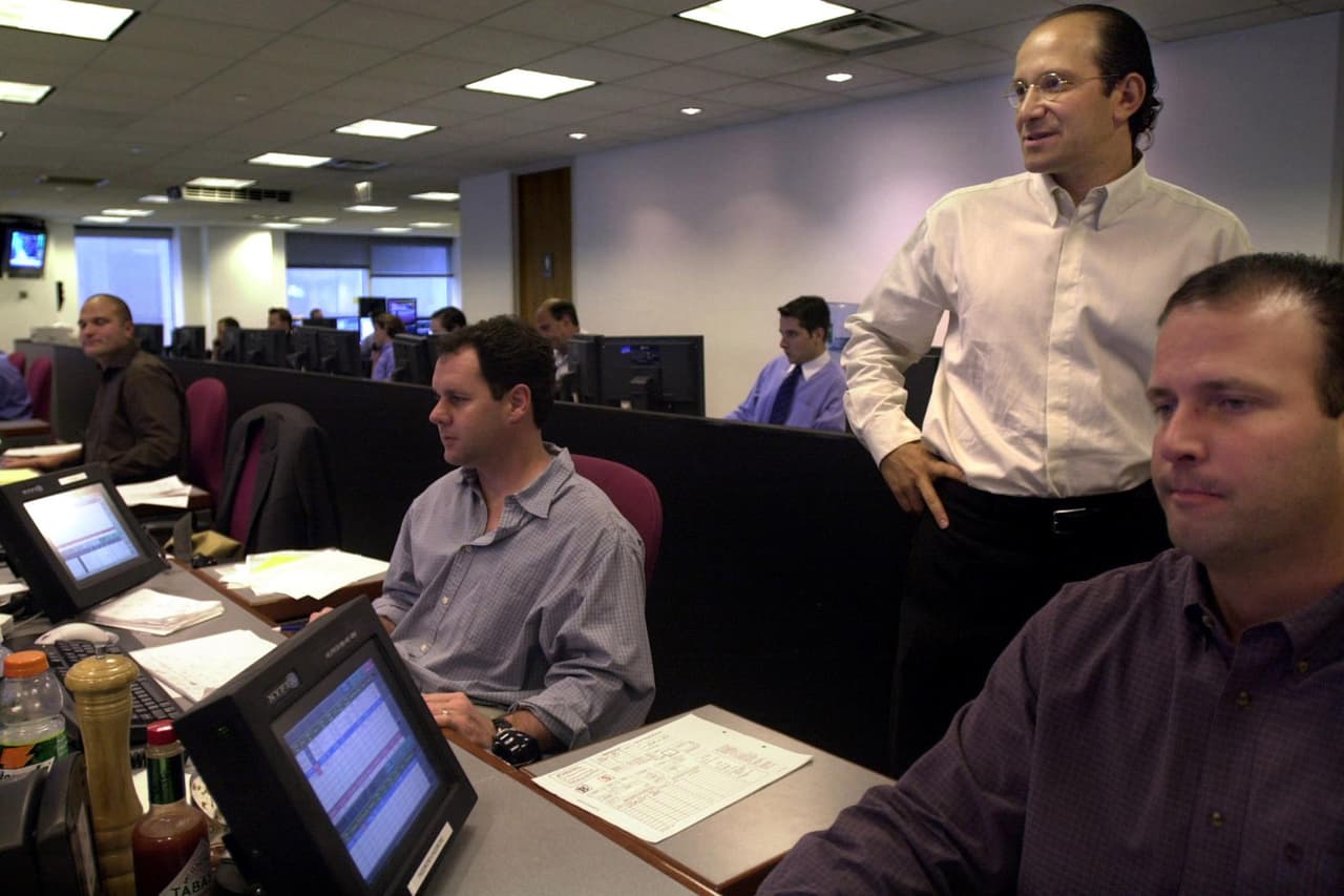 <b>HOWARD LUTNICK</b>
<br>
<br>
<b>ENTONCES: </b>El presidente de la empresa bursátil Cantor Fitzgerald habría estado en las oficinas de la compañía en lo alto del One World Trade Center, pero llevó a su hijo Kyle al primer día de guardería. Un total de 658 empleados de la empresa -dos tercios de su plantilla en Nueva York, incluido el hermano de Lutnick, Gary- perecieron. En tres días, Lutnick había creado el Fondo de Ayuda Cantor-Fitzgerald para las víctimas de su empresa.