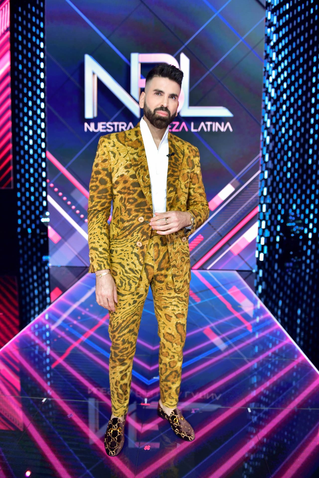 El español contó en redes sociales que este traje se lo confeccionó Martín Polanco, con una tela que compró en una tienda de tapiceria. La camisa se la pidio prestada al hijo de su sobrino y fue diseñada por Socrates Mckinney, mientras que sus zapatos son obra de Gucci.