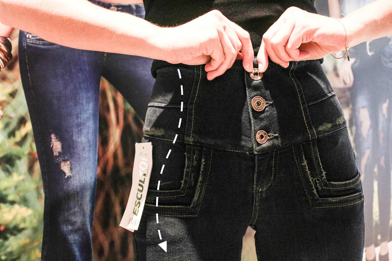 Los jeans tienen además unos sistemas de ajuste para "domar" los gorditos.