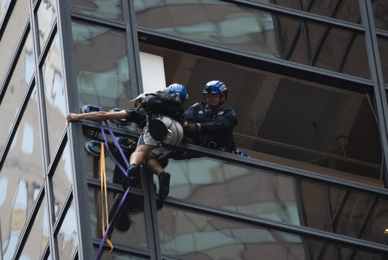 A la fuerza bajan de la Torre Trump al joven que llegó a escalar 21 de sus pisos