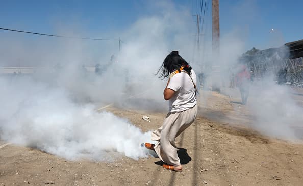 Una protesta se generó en las vías de tierra que daban hacia la granja de marihuana en la que ICE realizaba una redada el 10 de julio de 2025 en Camarillo, California. Los manifestantes fueron repelidos con gases lacrimógenos.