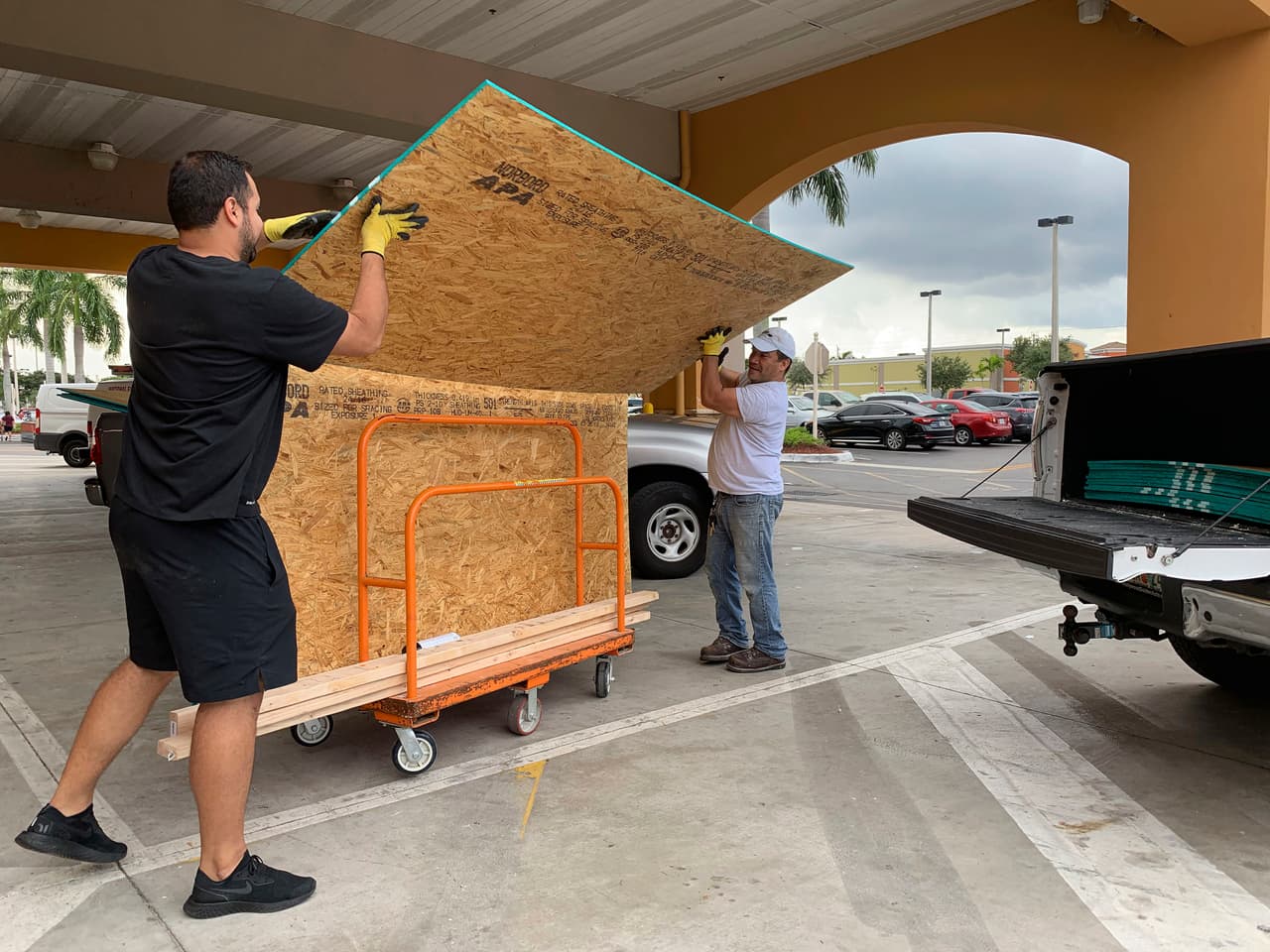 Residentes de Pembroke Pines comprando maderas para proteger sus hogares. El presidente Trump instó a los floridanos a prestar atención a las advertencias oficiales; "parece que el huracán Dorian azotará Florida el domingo por la noche", escribió en Twitter. "Esté preparado y siga las instrucciones estatales y federales, ¡será un huracán muy grande, quizás uno de los más grandes!"