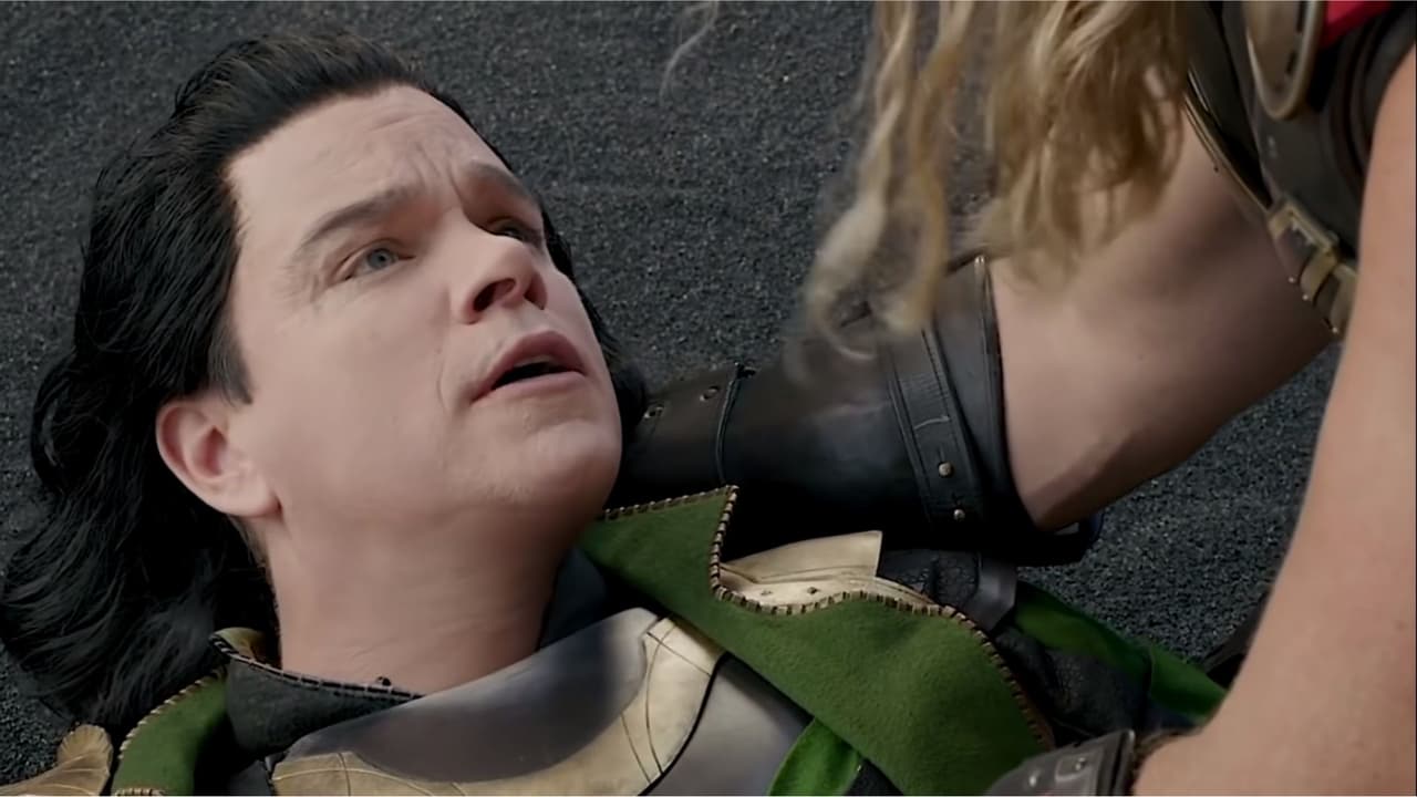 El actor Matt Damon interpreta un actor que hace el papel de Loki para una obra.