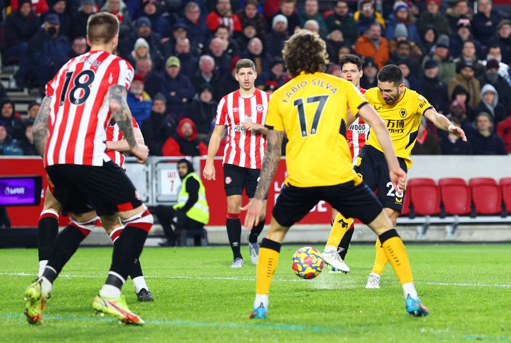 Joao Moutinho y Rúben Neves se convierten en los goleadores del día y le dan la victoria 1-2 al Wolverhampton sobre el Brentford.