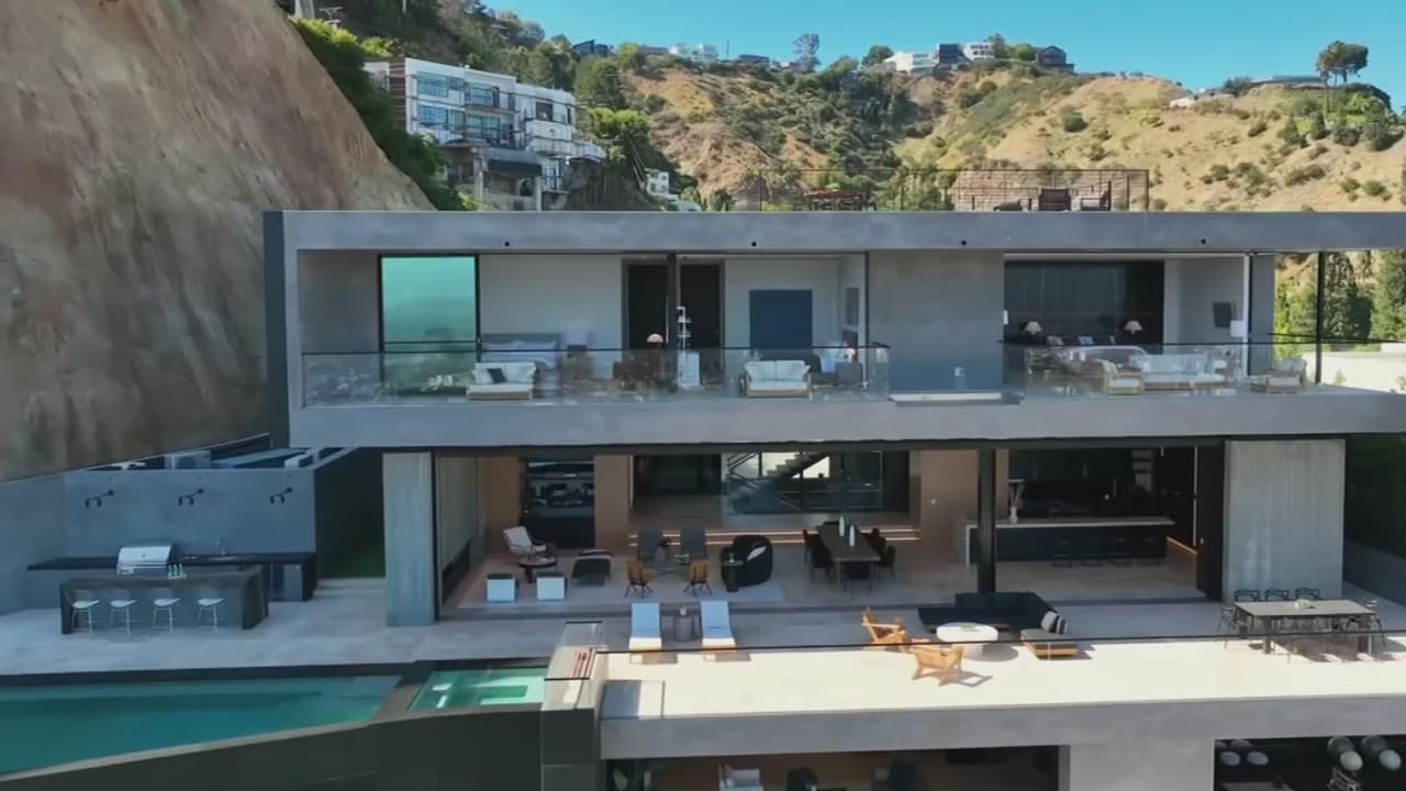 Tan pronto recibió el dinero, Edwin G. Castro, de 31 años, compró una mansión en Hollywood Hills, por $25 millones. Este septiembre, compró una tercera mansión en Bel Air, también en Los Ángeles, por $47 millones.