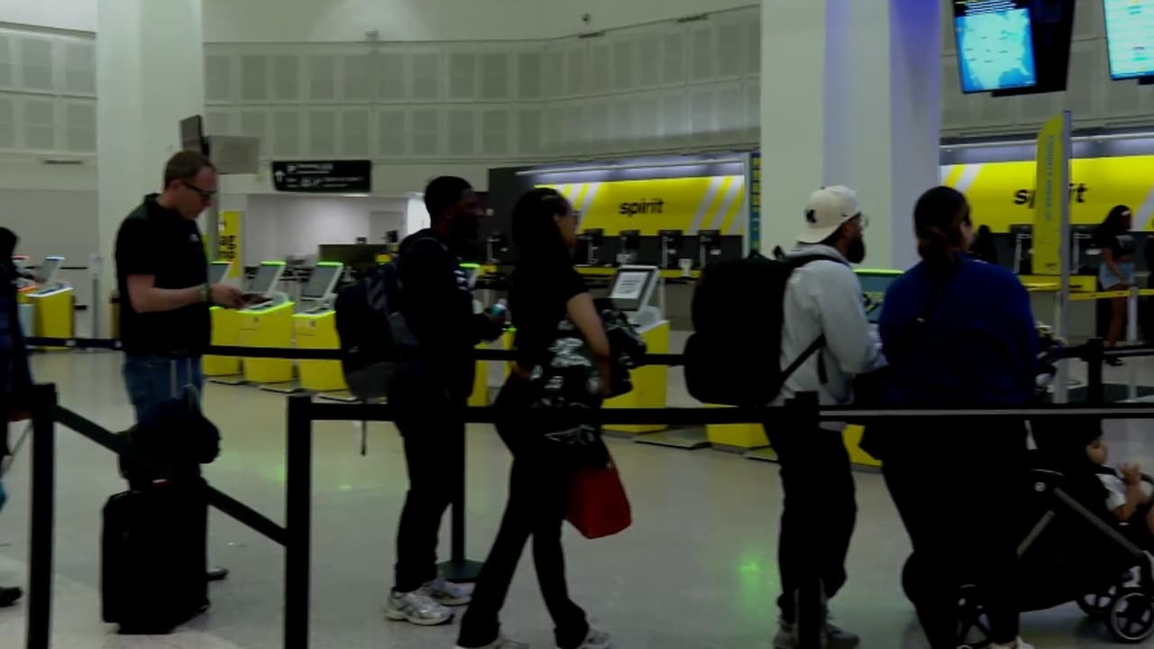 Caos en aeropuertos de Houston: Recomendaciones a viajeros