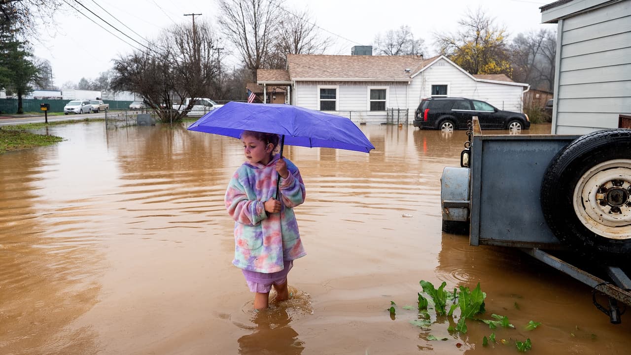 Newsom declara emergencia por tormenta extrema e inundaciones en el sur de California