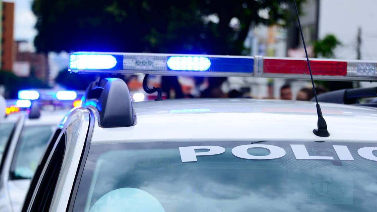 Auto cae a un estanque en Sunrise; muere el conductor y un buen samaritano que trató de ayudarlo 