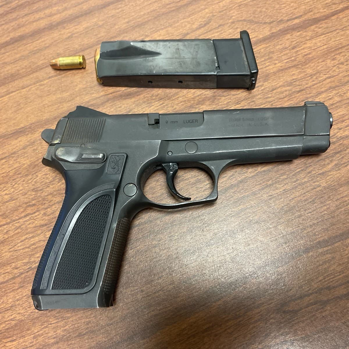 También incautaron un arma robada. El conductor, un ciudadano estadounidense, enfrenta cargos criminales.