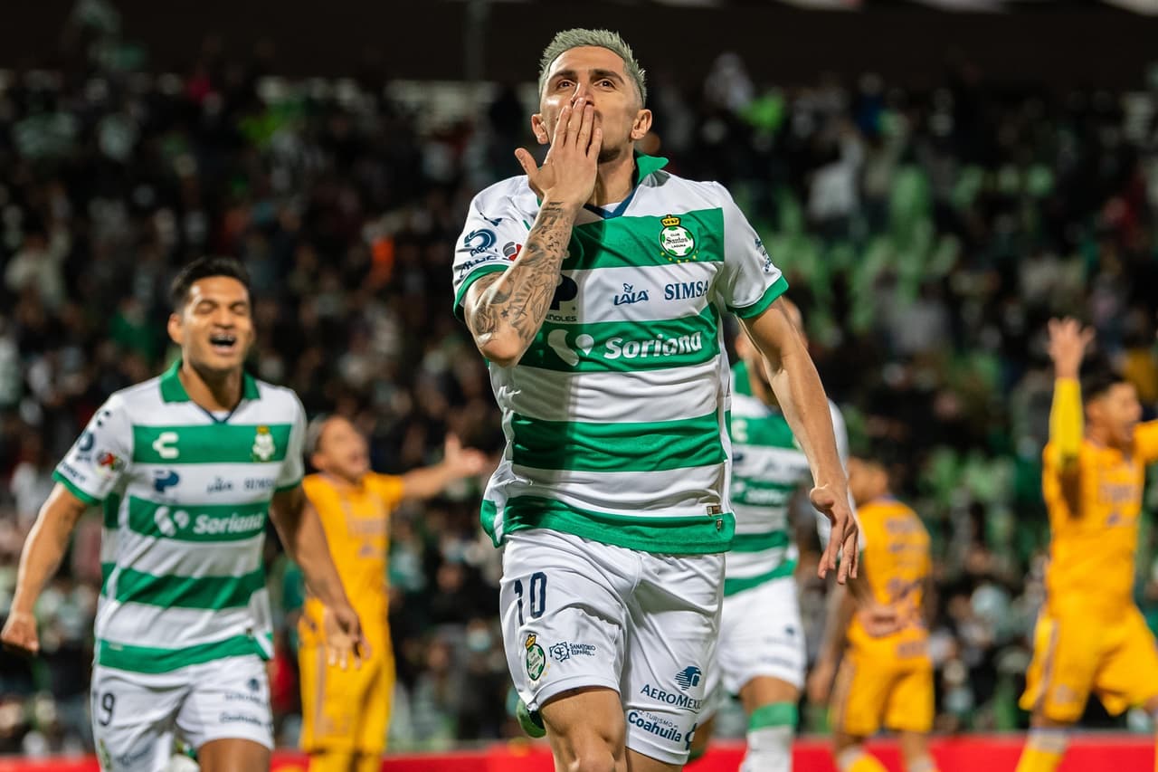 Diego Valdés y el 'Mudo' Aguirre son los hombres de la noche y le dan la victoria 2-1 a Santos sobre Tigres.