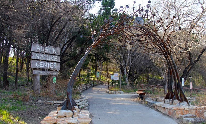 <b>Austin Nature & Science Center </b>Establecida en 1960, la misión del Austin Nature & Science Center (ANSC) es proporcionar exhibiciones educativas prácticas y actividades recreativas que aumenten la conciencia y la apreciación del medio ambiente natural. Está ubicado en el extremo oeste del Parque Zilker en la Reserva Natural Zilker.