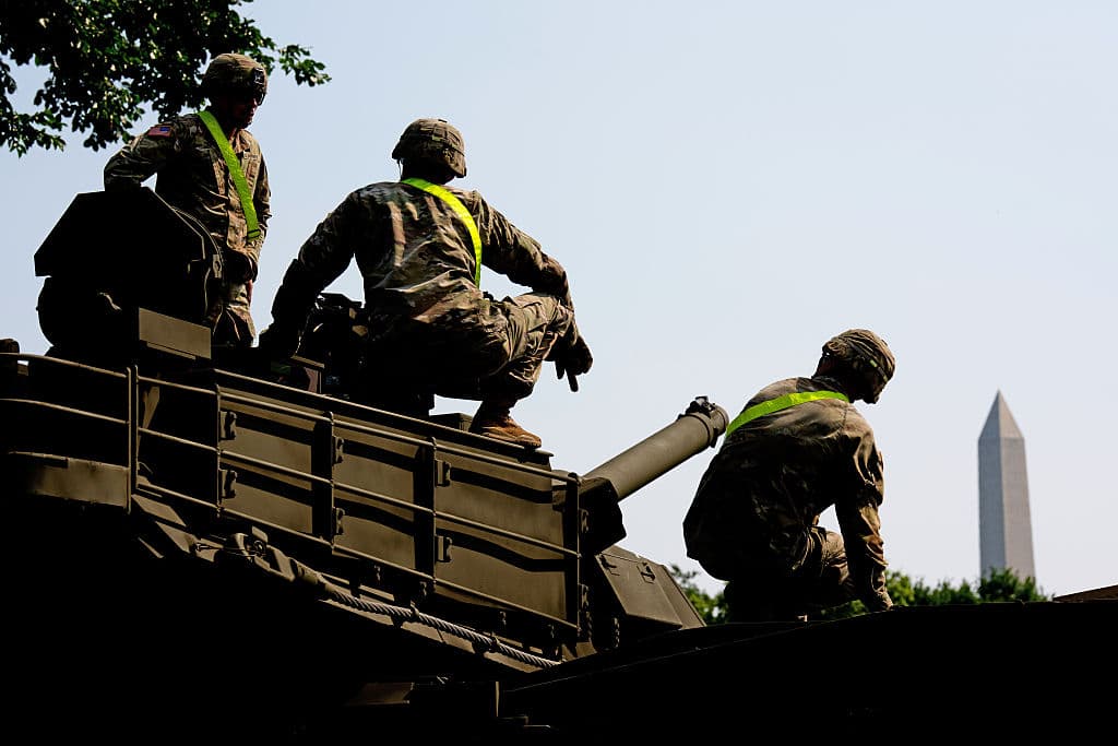 El Monumento a Washington es visible detrás de soldados del Ejército de EEUU, que trabajan en diversos tanques M1 Alpha, vehículos blindados Stryker y vehículos de combate en el Parque West Potomac, a orillas del río Potomac, el 11 de junio de 2025 en Washington DC.