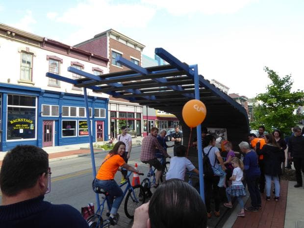 Residentes generan electricidad mediante bicicletas fijas para ver películas en el parklet Ride.