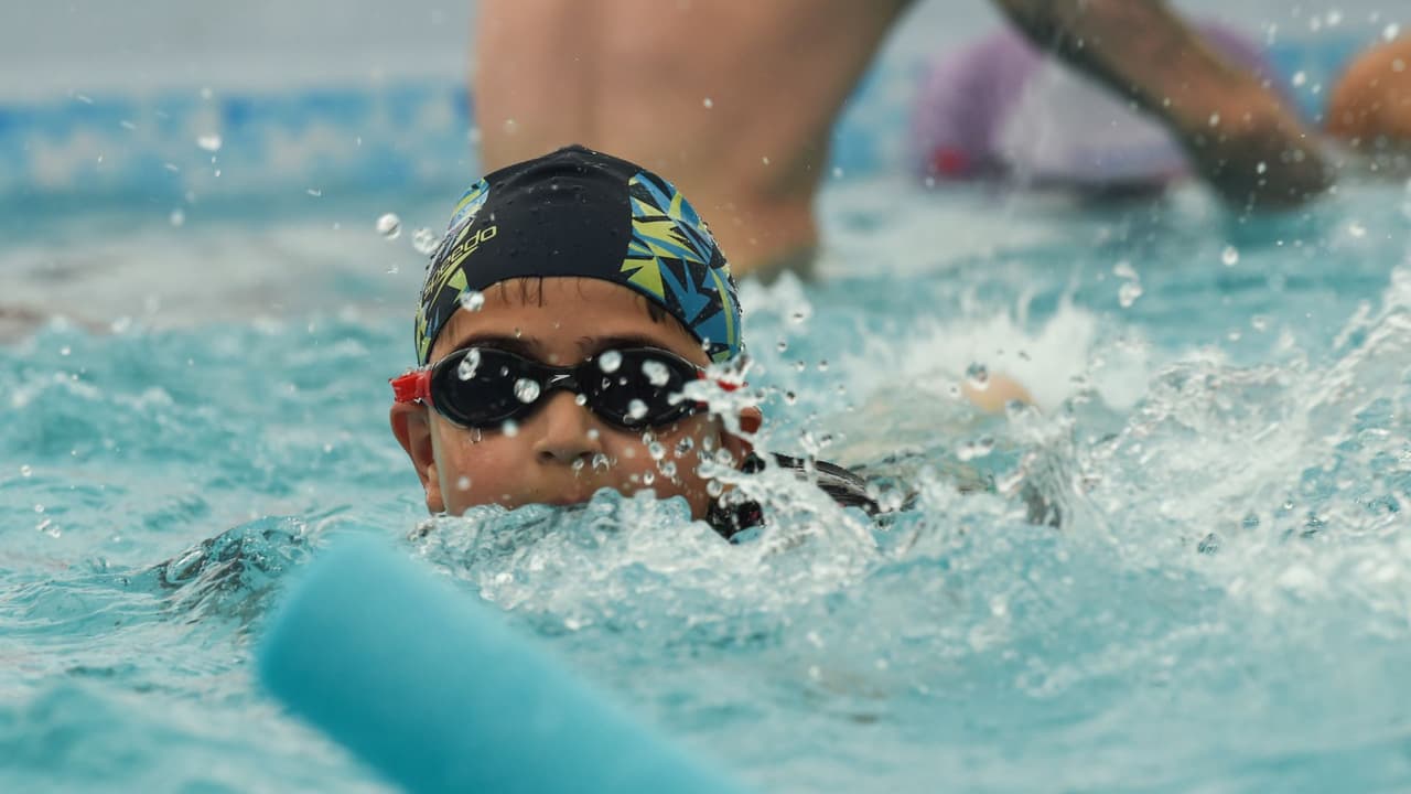 Si tu hijo tiene más de 5 años, 
<b>puedes inscribirlo en el curso de natación gratuito que ofrece el Departamento de Parques y Recreación de Houston. </b>