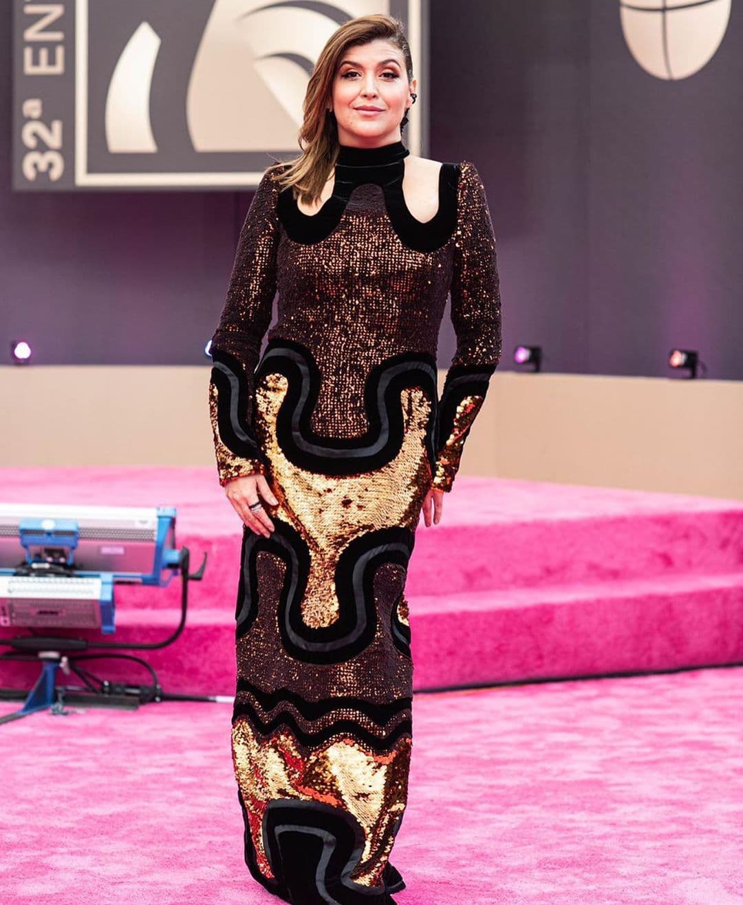 Radiante y muy guapa, nuestra Marcela Sarmiento en la alfombra magenta.