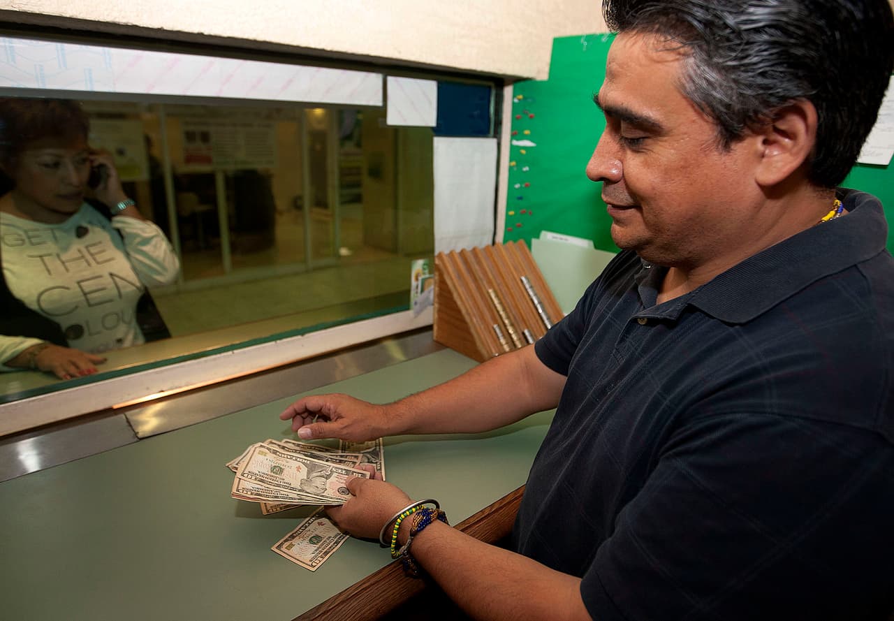 El alto precio del dólar provoca que mexicanos en EEUU envíen más remesas familiares 