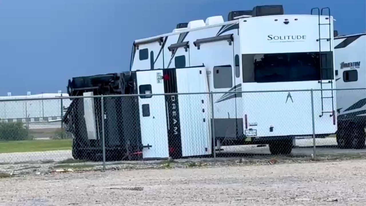 <h3 class="cms-H3-H3">Lesionados, energía y alcance del daño</h3> La identidad de la persona fallecida en el RV park de Sanger: 
<b>Rose Mary MCaninch de 79 años. Tenía tres años viviendo en este lugar.</b>
<br>
<b>Cortes de energía: </b>Durante el pico de la tormenta, alrededor de 3,700 clientes se quedaron sin luz en el condado Denton. Para la noche del domingo, más de la mitad ya había recuperado el servicio eléctrico. 
<br>
<b>Daños materiales</b>: Varias casas y negocios en el área reportaron vidrios rotos, techos dañados y caída de árboles.