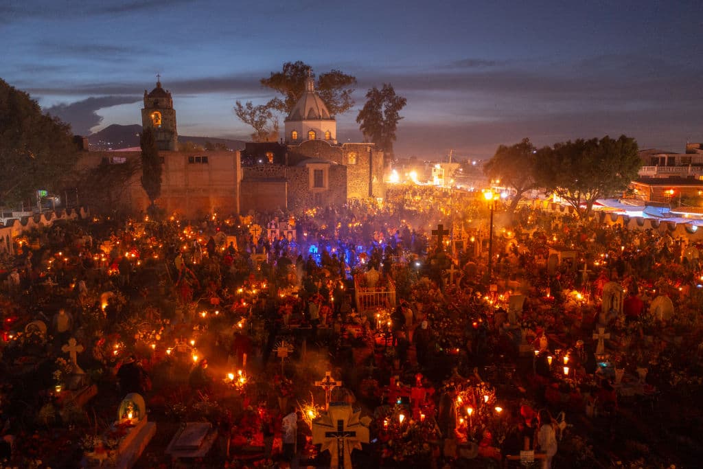 <b>Vuelta del más allá.</b>
<br>
<br>Los mexicanos creen que durante estos días un pariente, un amigo, un antepasado, “el que se ha adelantado”, viene del más allá, de donde es la región de los muertos, con permiso 
<b>para disfrutar, celebrar y reafirmar los lazos de identidad</b> en comunidad. Es por eso que no se le puede recibir con lágrimas en los ojos, estos días son tiempo de fiesta y, como asegura Mendoza Luján, “podemos hacerla”.