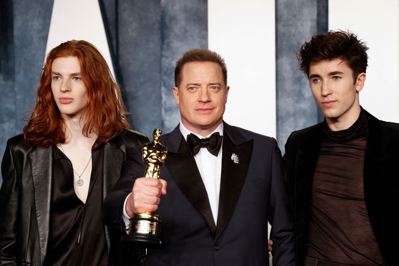 Brendan Fraser acompañado de sus hijos Holden y Leland en los Premios Oscar 2023.