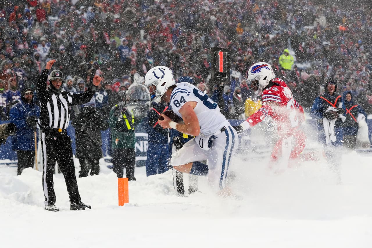 Con una nevada espectacular en el Estadio Ralph Wilson, los Buffalo Bills vencieron 13 - 7 a los Indianapolis Colts en tiempo extra.