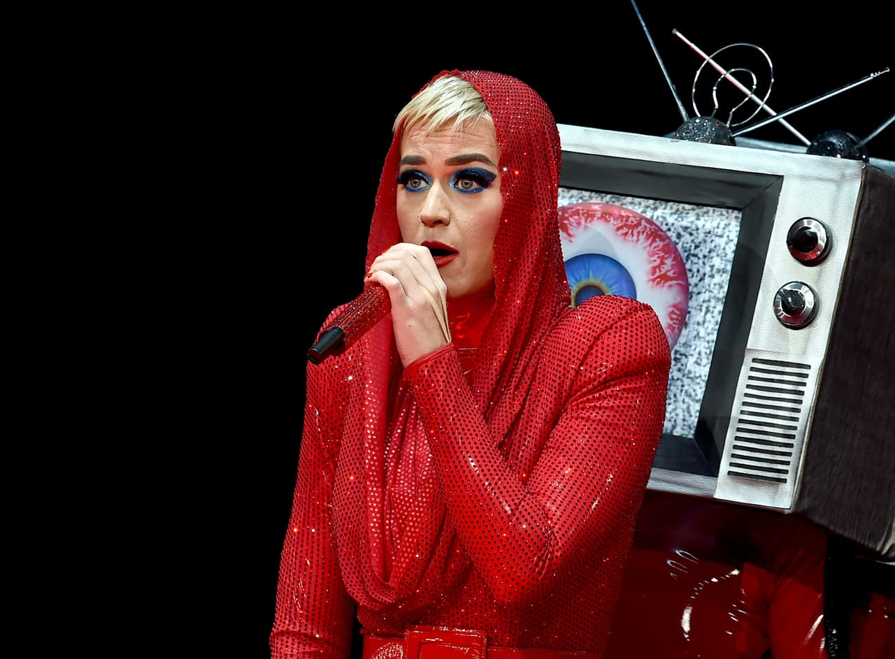 Pero la socialite no ha sido la única artista que ha confesado sufrir de este común problema. Katy Perry también tuvo que trabajar duro para mejorar su cutis. "Mi piel estuvo peor de lo que está ahora", dijo la cantante a la revista 'Vogue'. Ella incluso fue portavoz de una línea de tratamientos para el acné.