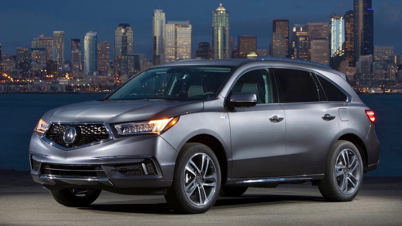 <b>7. Acura</b> (no figuró en la lista 2016):
<br>
<br>La marca de lujo de Honda no se ha destacado particularmente ni por potencia, ni definitivamente por estilo. Sin embargo, la calidad de Honda siempre ha acompañado a la línea Acura, que actualmente cuenta con seis modelos, y la marca ha logrado mantenerse en la 
<b>vanguardia tecnológica</b> del panorama automotriz. Desde el inicio Acura se ha visto eclipsada por sus rivales de lujo japoneses Lexus y Infiniti, por lo que ha tenido una dificultad mayor manteniéndose en la conciencia colectiva de los compradores de vehículos.
<br>
<br>En la imagen: 
<b>Acura MDX 2017</b>