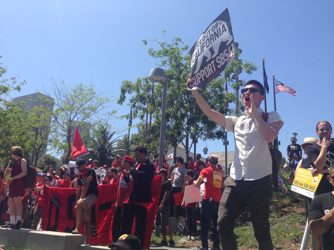 Manifestantes no dejaron de gritar "ICE Out of L.A." durante el discurso del alcalde Eric Garcetti.