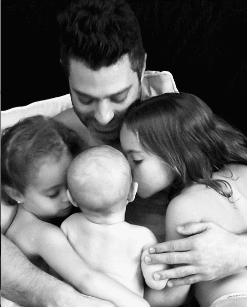 En noviembre de 2017, Borovoy rompió la regla al 
<b><a href="https://www.univision.com/entretenimiento/por-primera-vez-ari-borovoy-abre-su-vida-privada-y-muestra-a-su-primer-hijo-varon">mostrar la cara de su primogénito</a></b> varón en un video en redes sociales. Así anunciaba la llegada del bebé y ofrecía disculpas por haberse ausentado en algunos conciertos del '90’s Pop tour' en México.