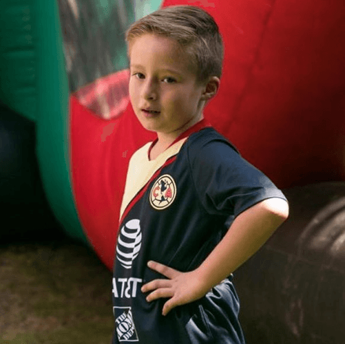 Recientemente Mateo cumplió siete años y lo festejó con una fiesta temática llena de inflables y espíritu americanista.