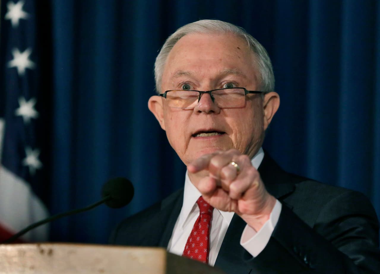 Sessions evalúa nombrar un segundo fiscal especial para investigar a Clinton, como pidieron algunos republicanos