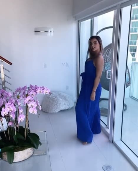 Durante el confinamiento disfrutó modelar en casa. Ella ha armado bonitos escenarios en su hogar para tomarse fotos con sus looks y así mostrarlos a sus fans en las redes.