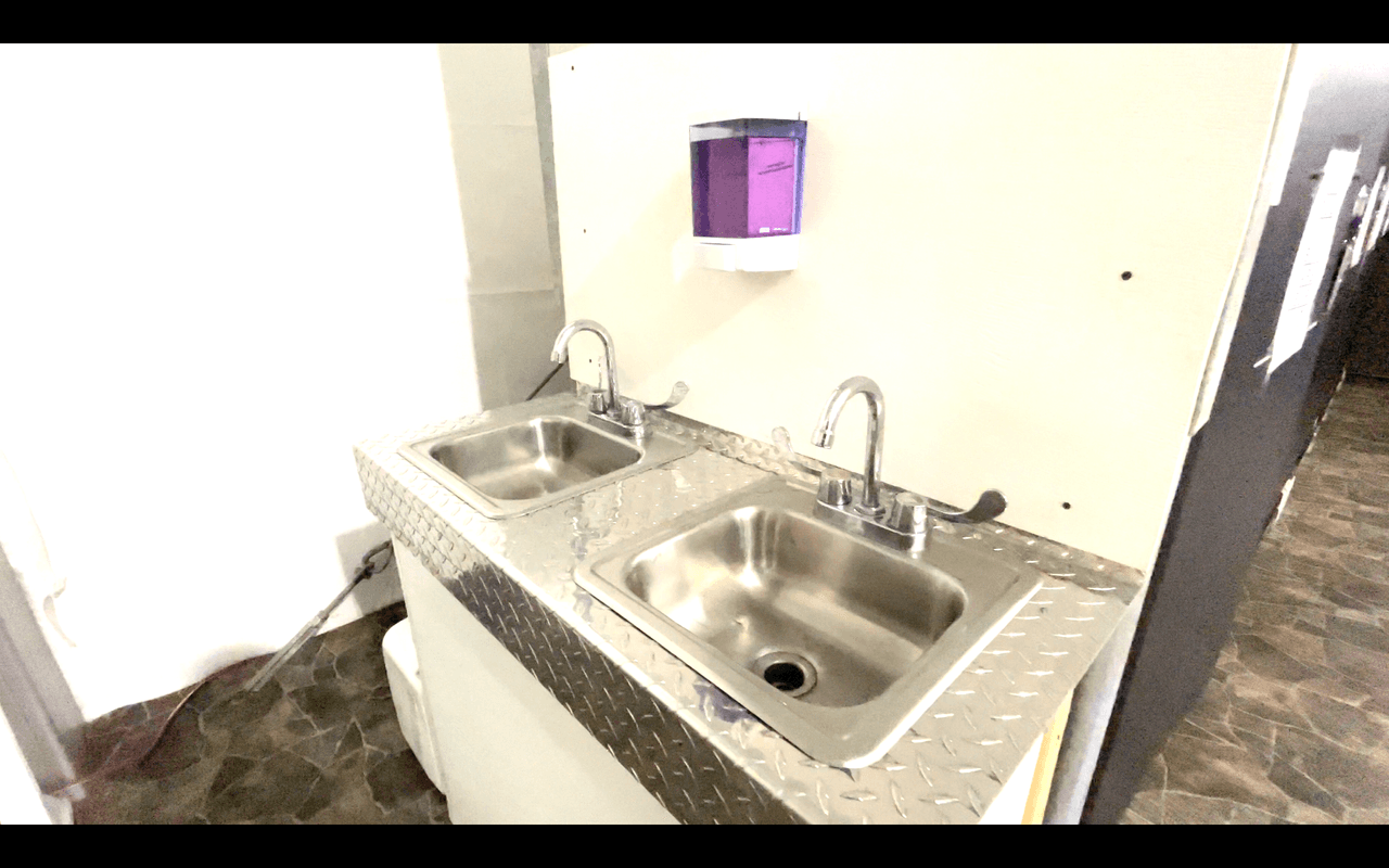 Las instalaciones cuentan con baños y áreas de sanitación en cada área.
<br>