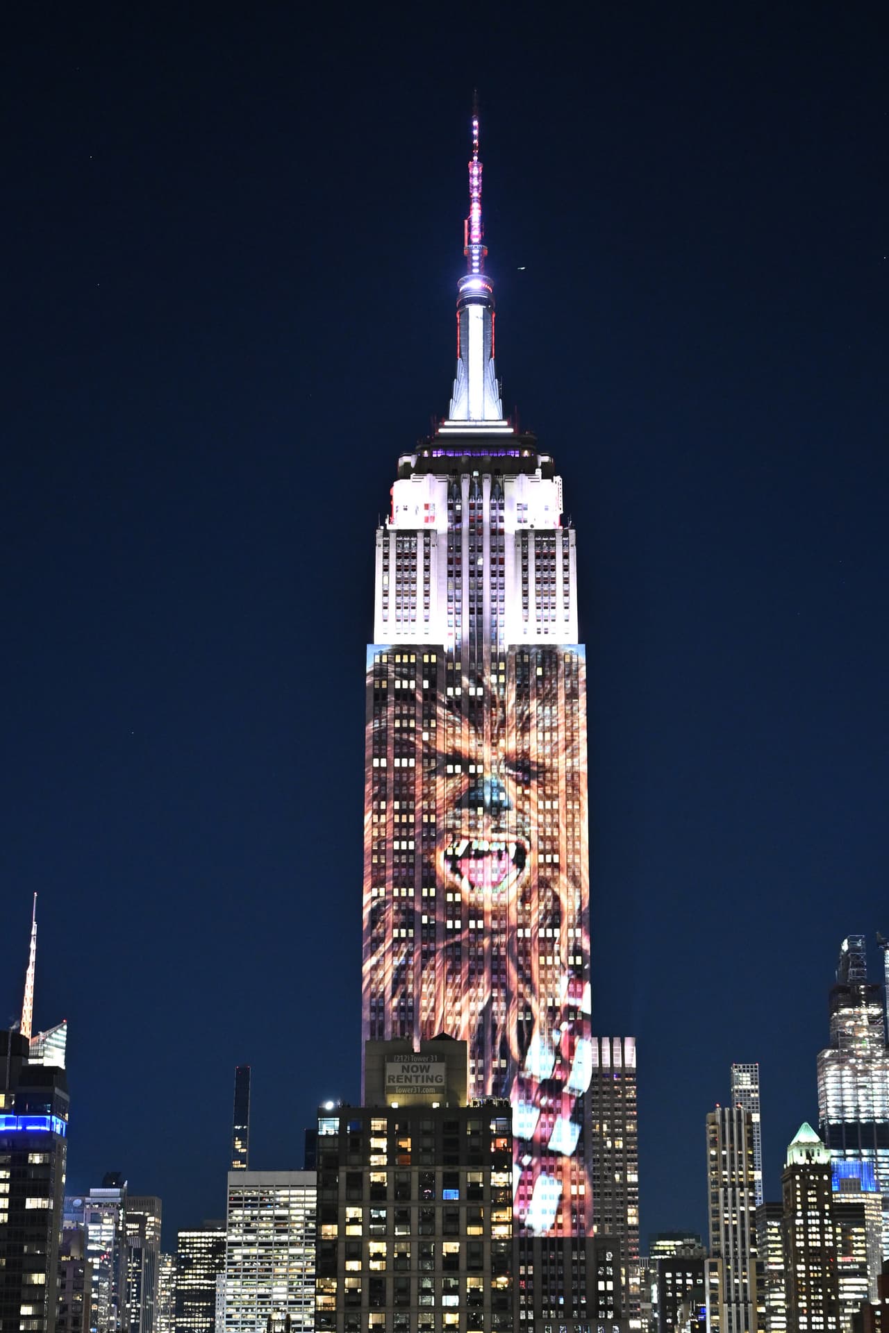 " Estamos muy contentos de unir a los fanáticos de Star Wars en la ciudad de Nueva York y en todo el mundo con este viaje épico a una galaxia muy, muy lejana...", dijo Jean-Yves Ghazi, presidente del Observatorio del Empire State Building. "
<br>