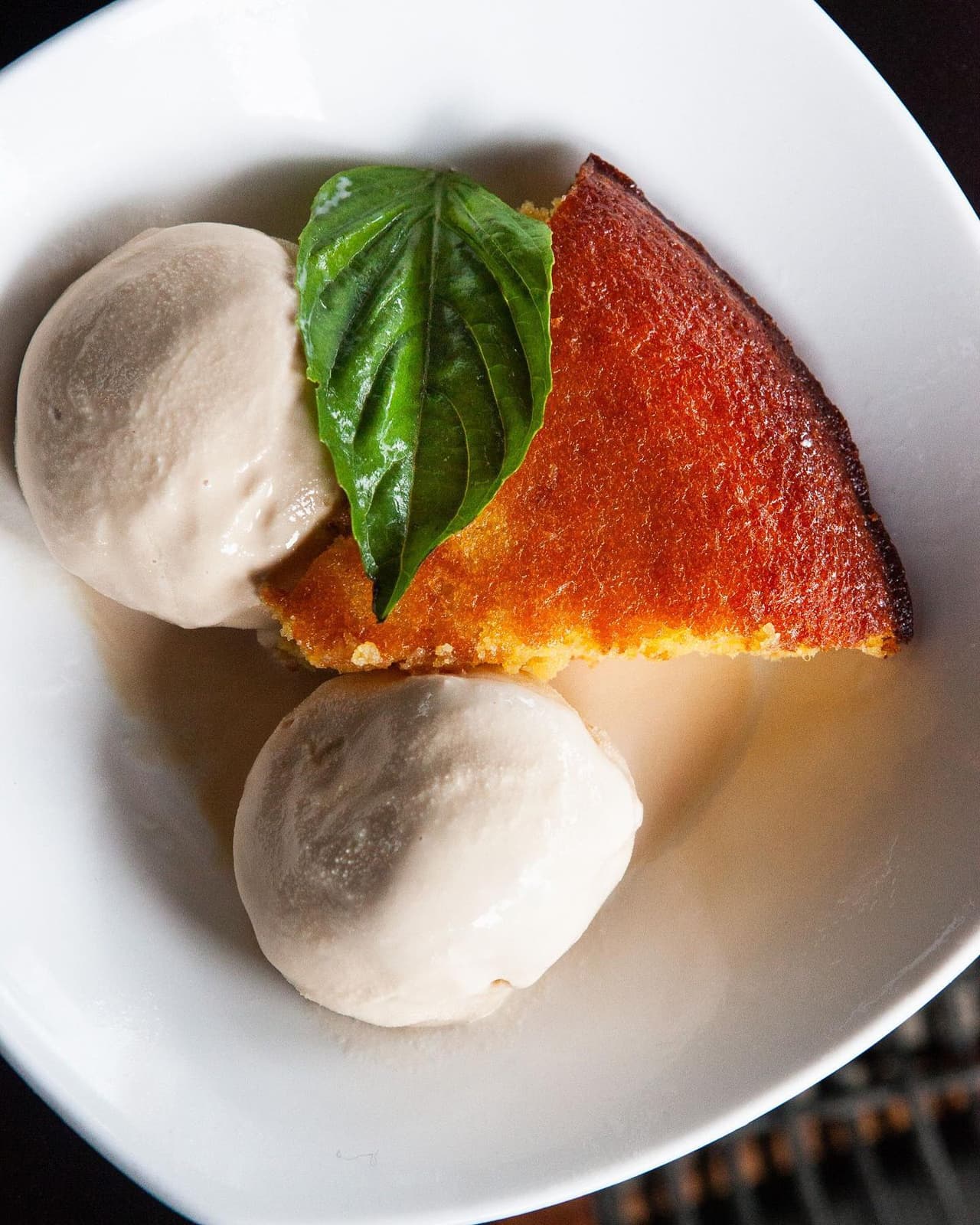 <b><a href="https://www.tazzakitchen.com/location/cameronvillage/">Número 5: Tazza Kitchen Village District (432 Woodburn Road, Raleigh)</a></b>. Tazza Kitchen Village District es un restaurante informal de alta energía ubicado a solo minutos del centro de Raleigh y NC State. El menú de temporada destaca ingredientes locales, pizzas al horno de ladrillo, tacos, ensaladas, entrantes y platos principales para compartir, así como helados.