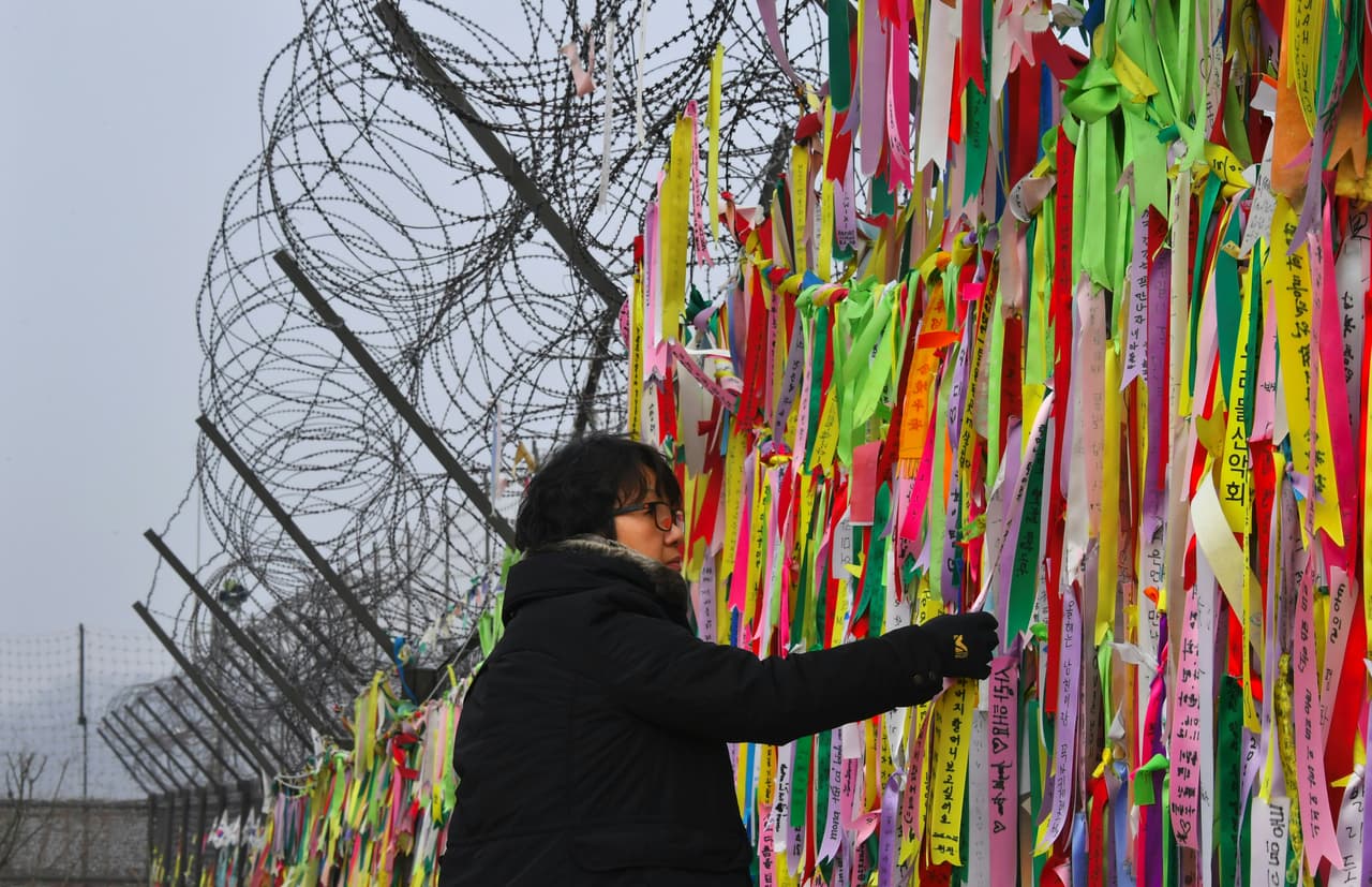 <b>Corea del norte - Corea del Sur. </b>Las 154 millas de frontera terrestre entre Corea del Norte y Corea del sur se establecieron en 1953, en los acuerdos del final de la Guerra de Corea. La imagen es de la barda que delimita esta separación en la ciudad fronteriza de Paju, Corea del Sur. 1 de enero de 2017.