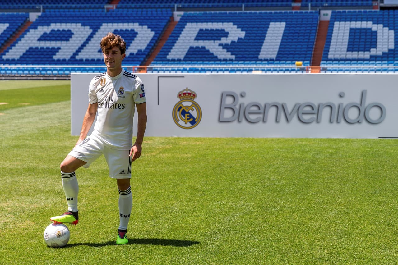 En octubre de 2017 se estrenó con la absoluta con otro pase de gol ante Albania. En uno de los partidos preparatorios para el Mundial, contra Suiza, marcó su primer gol con la selección.