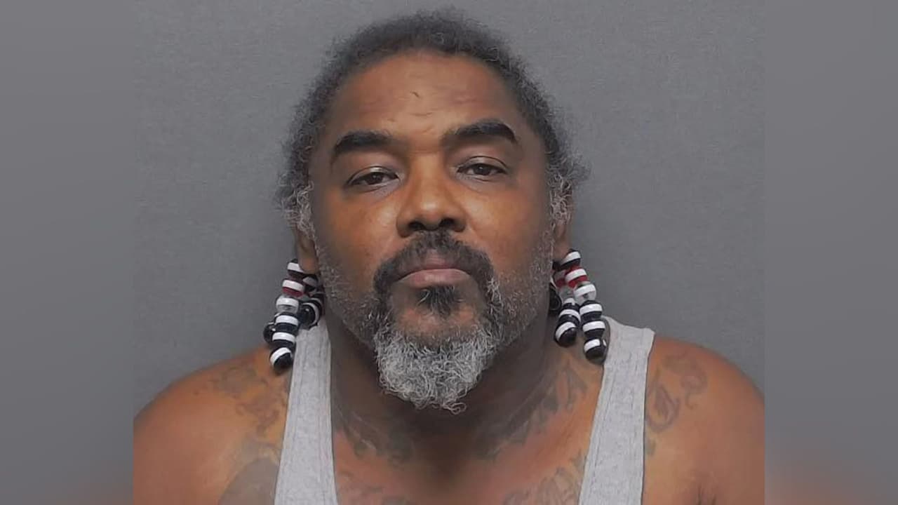 Durante la intervención, los agentes contactaron a 
<b>Aundra Mathis</b>, quien se mostró poco cooperativo y negó inicialmente tener relación con los animales encontrados en la propiedad. 
<br>
<br>Sin embargo, la investigación reveló la presencia de 
<b>tres perros en condiciones críticas de desnutrición</b>, lo que encendió las alertas de las autoridades.