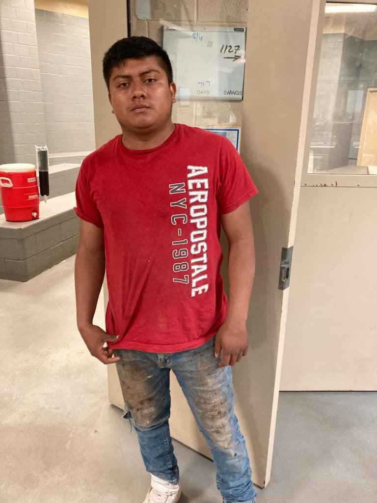 Las autoridades en el condado Cochise detuvieron a Marlon De Jesus Gonzalez Costope, de 20 años, ciudadano estadounidense, que no cedió el paso a una Unidad Canina de la Oficina del Sheriff del condado de Cochise después de que el oficial intentara realizar una parada de tráfico en su vehículo el pasado lunes 9 de mayo de 2022 aproximadamente a las 9:40 p m. Se transportaba en un Nissan Armada 2007.