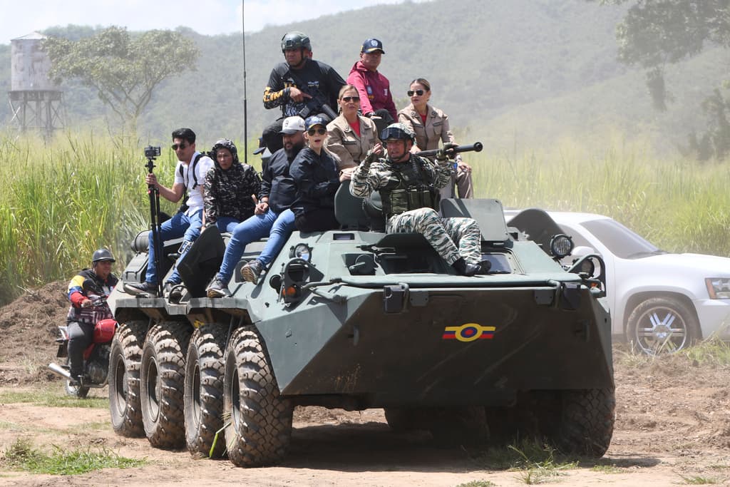 "Reviso mi teléfono 100 veces al día": cómo viven los venezolanos que emigraron la tensión militar entre Trump y Maduro