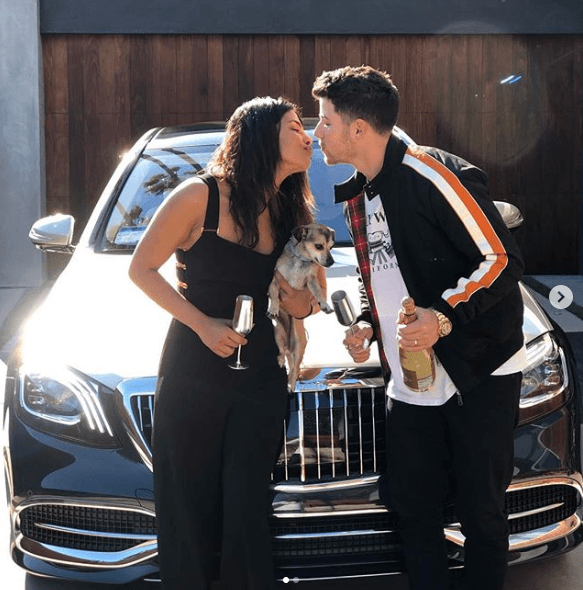 Nick Jonas acompañó el momento con una botella (aparentemente) de champán. En su mensaje 
<b>Priyanka Chopra agregó: "Te amo, bebé.</b> El mejor esposo del mundo".