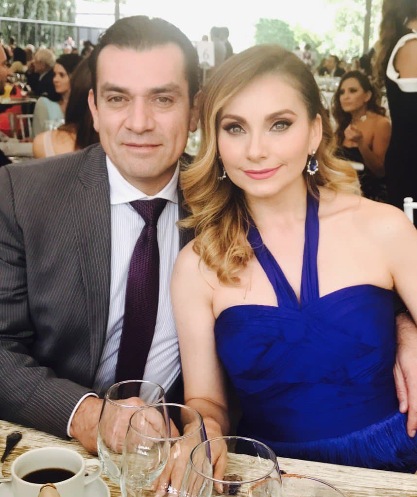 A principios de mayo de 2018, Salinas se integró al elenco de la obra 'A oscuras...me da risa', donde alterna funciones con el conductor Daniel Bisogno, según informó el portal 20 minutos.